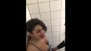 Две худые лесбиянки мастурбируют в ванной комнате и лижут щели